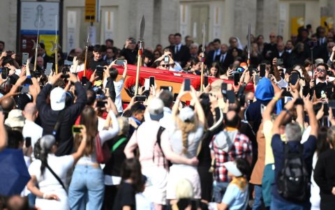 Una marea de fieles en la basílica de San Pedro para dar su último adiós al papa Francisco.