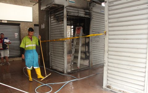 Personal municipal realizó tareas de limpieza una vez que el fuego fue controlado en el local de la Bahía de Guayaquil, este miércoles 23 de abril.