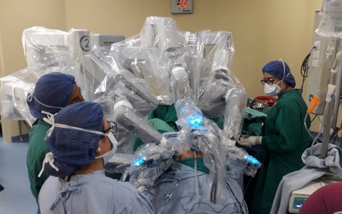 En el hospital Eugenio Espejo, del IESS, también se utiliza el robot Da Vinci para simplicar las intervenciones quirúrgicas.