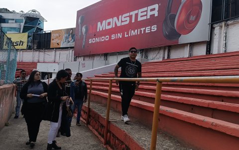 El hincha que perdió su ojo en un partido de LigaPro llegó al reconocimiento del lugar en compañía de su familia y abogada.