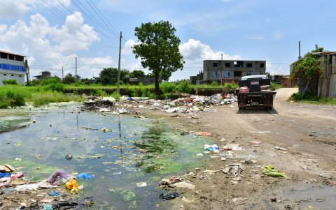 Contaminación. Cerca de la ciudadela El Recreo, el panorama es preocupante. Hay aguas empozadas, maloliente y llenas de desechos.
