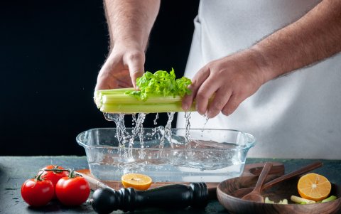 Lavando las verduras de los metales pesados o tóxicos para la salud.