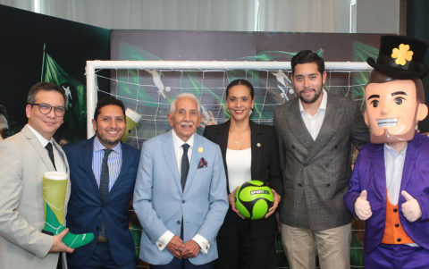 Carlos Montecé, gerente de Marketing de SportBet; Nicolás Cueva, director de Marketing Olimpiadas Especiales Ecuador; Héctor Cueva, presidente Olimpiadas Especiales Ecuador; María Augusta Díaz, gerente general SportBet; y Juan Francisco Ayala, gerente de Operaciones SportBet.