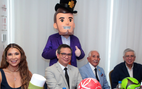 Kristy Alvarado, Carlos Montecé, Hector Cueva Jiménez y Fabián Gallardo.