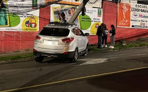 Un auto se chocó contra un poste, cuando circulaba por la calle Bolivia la noche del 24 de abril, en el norte de Quito.