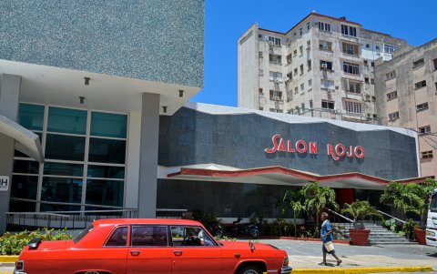 Una limusina Chayka ex soviética de la década de 1970 se muestra frente al Salón de Capri.