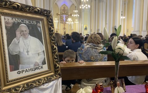 Fotografías de la misa celebrada en honor al papa Francisco este jueves, en la Catedral de la Inmaculada Concepción de la Santísima Virgen María en Moscú (Rusia).