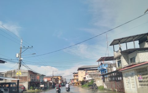La tarde de este 24 de abril, cuando el agua finalmente empezó a bajar, se pudo ver a motociclistas rodando por las vías del centro de El Laurel.