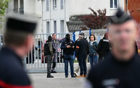 Oficiales de seguridad aseguran el área durante visita de ministros franceses luego de un ataque con cuchillo en el que un estudiante murió y otros tres resultaron heridos.