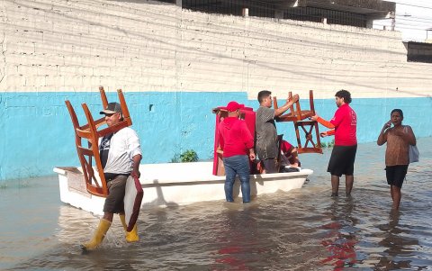 En los tres cantones esta escena es la más común: muebles, camas, colchones y electrodomésticos, transportados sobre el agua para salvarlos