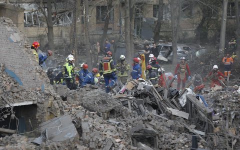 Rescatistas ucranianos trabajan en el lugar del impacto de un cohete en un edificio residencial en Kiev, Ucrania, este jueves, en medio de la invasión rusa en curso.