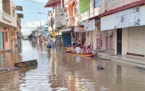 En el centro de Santa Lucía, la única forma de movilizarse es a través de canoas. Los vehículos no pasan. En el lugar todo permanece cerrado.