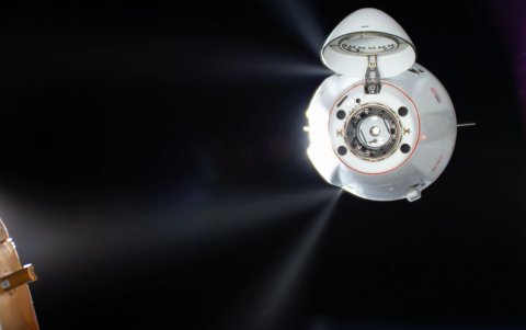 Los propulsores de la cápsula de carga Dragon de SpaceX encendiéndose automáticamente mientras ajustan el enfoque lento y metódico del vehículo hacia la Estación Espacial Internacional.