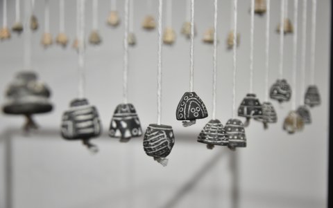 La muestra cuenta con una instalación elaborada por los ceramistas del museo.