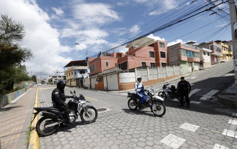 Patrullaje. El plan contempla intensificar los operativos con los policías comunitarios en los alrededores de escuelas y viviendas.