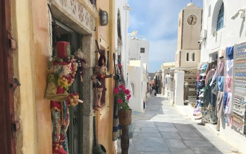 Los callejones, generalmente llenos de multitudes, están desolados en estos días.