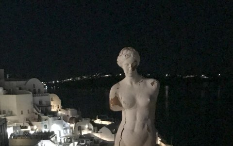La diversión no se mueve en las noches de Santorini. La mayoría de bares aún no reabren.