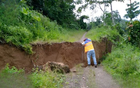 Cada día, según el Municipio de Quinindé, el terreno cede en promedio ocho centímetros. Pero en algunos puntos se ha registrado un descenso de hasta cuatro metros en una semana.