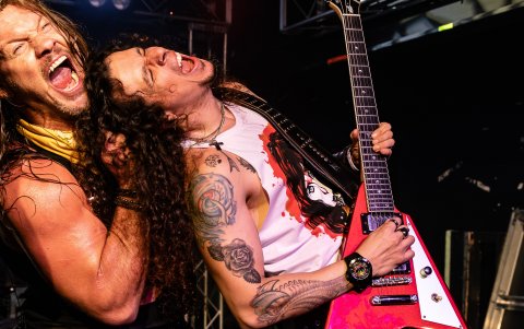 Charlie Parra con Chris Jericho (luchador y músico), con quien toca en las bandas Kuarantine y Fozzy.
AG-Expresiones