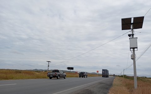 Foto de un radar en una carretera de Ecuador.