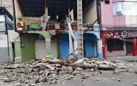 Viviendas sufrieron daños en su estructura luego del sismo de este viernes 25 de abril en Esmeraldas.