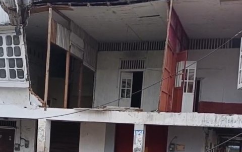 La parte frontal superior de una vivienda colapsó en la ciudad de Esmeraldas tras el fuerte sismo registrado la mañana de este viernes 25 de abril.