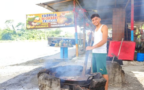 Axel Quiñónez, el hijo menor de Roberto, ha asumido poco a poco el relevo de ese ofcio ancestral en la familia.