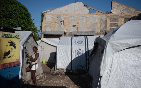Una mujer ingresa a una carpa en un campamento de refugiados este jueves, en Puerto Príncipe (Haití).
