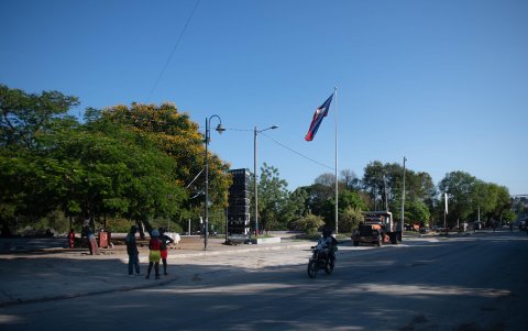 Personas transitan este jueves, por una calle en Puerto Príncipe (Haití).