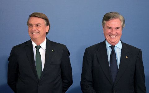 Los expresidentes Jair Bolsonaro y Fernando Collor de Mello sonríen en el Palacio de Planalto en Brasilia el 20 de junio de 2022.