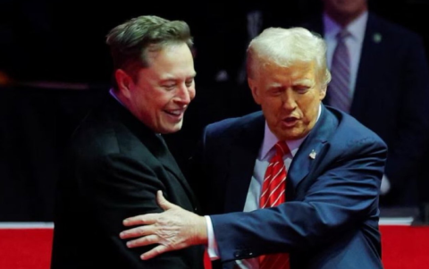 Elon Musk cofundador y líder de Tesla junto al presidente estadounidense Donald Trump
