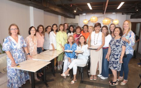 July de Auad, presidente de AVE, con el grupo de voluntarias.