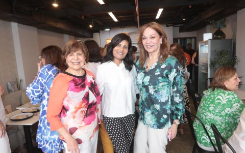 Judy de Bucaram, Shri Somani y Lucía de Chávez.