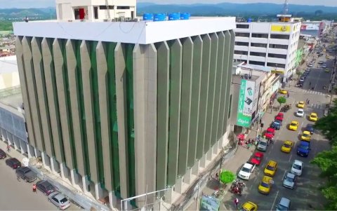 La Prefectura de Esmeraldas está ubicada en el cantón Esmeraldas, capital de la provincia que tiene el mismo nombre.