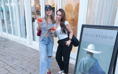 Nina Grieco y Denisse Chonillo.