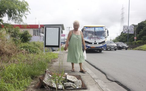 Veredas. Los adultos mayores tienen dificultades para caminar por las aceras. Muchos ciudadanos optan por hacerlo en media carretera, incluso con el riesgo de sufrir accidentes.