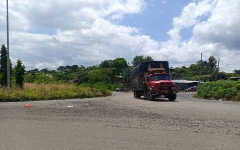 Zona. El redondel cercano a El Desquite está cubierto con maleza. Los transportistas también denuncian que no hay señalización.