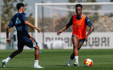 Vinícius Júnior (d) conduce una pelota durante un entrenamiento de los blancos.