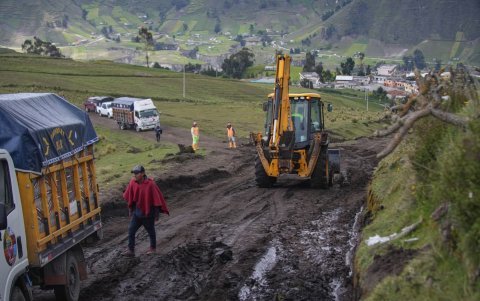 Los usuarios de la vía Zumbahua-La Maná deben realizar trasbordos para llegar a su destino.