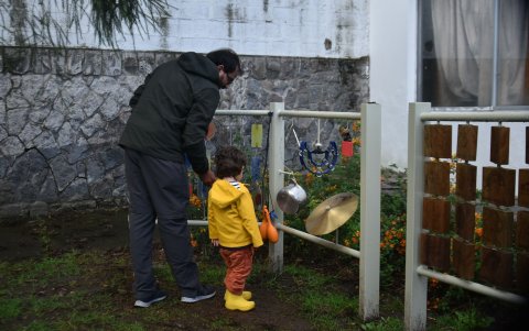 El parque cuenta con un juego de sonidos y de memoria, columpios, un hotel de bichos, un saltarín.