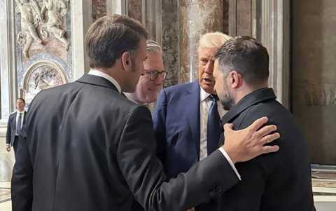 Imagen del encuentro cedida por el servicio de prensa del gobierno ucraniano en la que también aparecen el presidente francés, Emmanuel Macron, y el primer ministro británico, Keir Starmer.