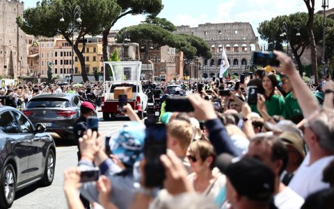 El papamóvil se paseó por varias calles emblemáticas.