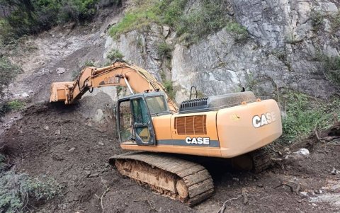 Maquinaria del Ministerio de Transporte y Obras Públicas se encuentra en el sitio realizando labores de limpieza y desalojo de escombros,