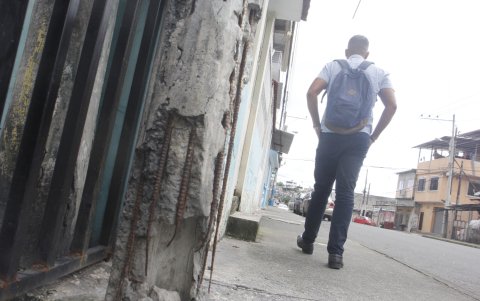 Las personas caminan con desconfianza cerca a los postes