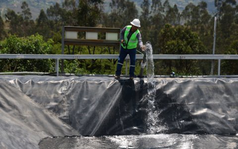 Tratamiento. Los lixiviados son gestionados y tratados para cumplir con los estándares ambientales.