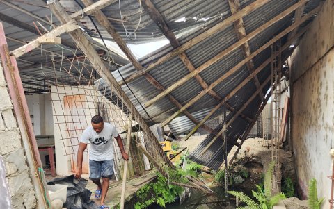 El techo de una vivienda se desplomó a causa del movimiento telúrico, en Esmeraldas.