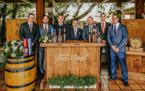 Empresa.- Ejecutivos de la firma que elabora el Ron San Miguel.