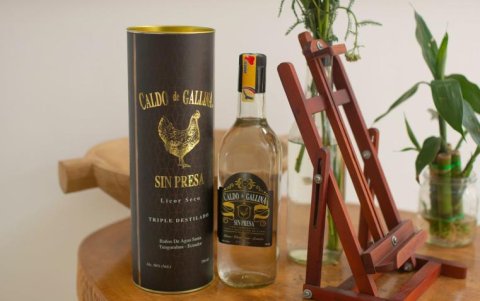 Una botella del aguardiente Caldo de Gallina, bebida típica de la ciudad Baños de Agua Santa, en Ecuador.