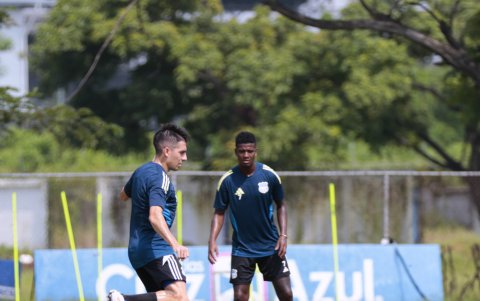 Jugadores de Emelec en entrenamiento en el Polideportivo de Los Samanes.