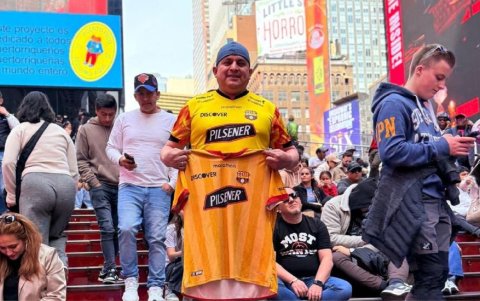 Edison Guachichulca y la camiseta de Barcelona en Nueva York.